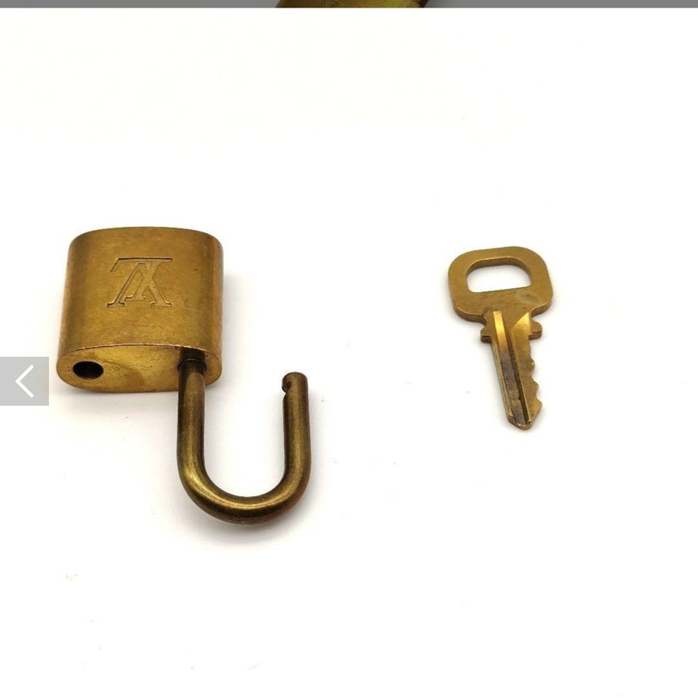 Louis Vuitton Gold Key & lock Accessory - Picture 2 of 4